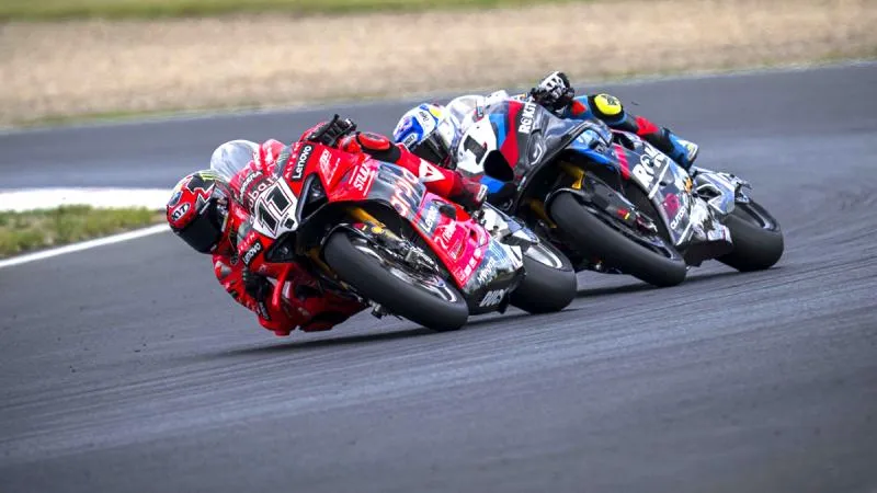 Berita WSBK: WSBK Ceko 2025: Bulega Salip Razgatlioglu di Tikungan Terakhir!