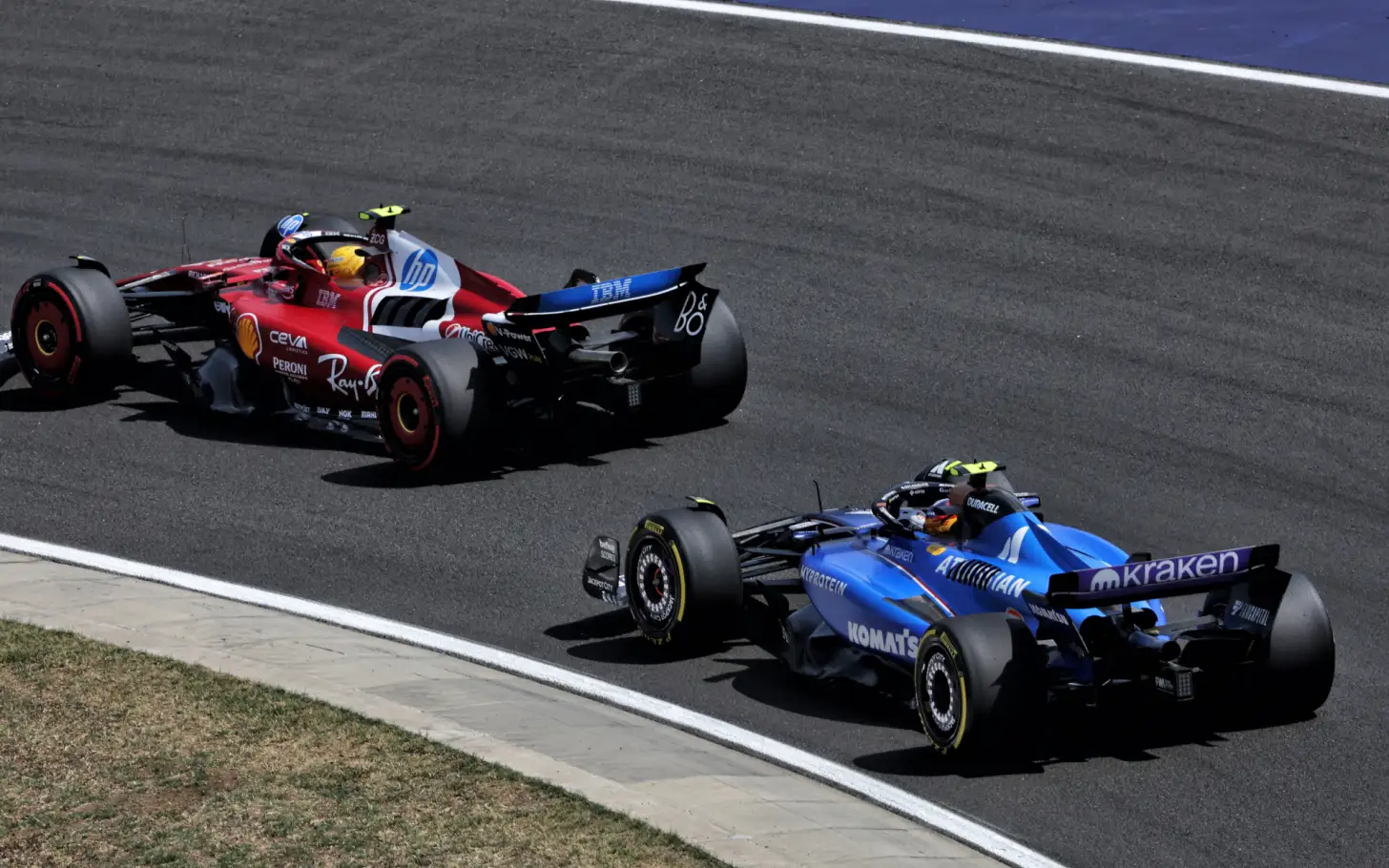 Sainz Disebut sebagai Pengganti Potensial Hamilton di Ferrari
