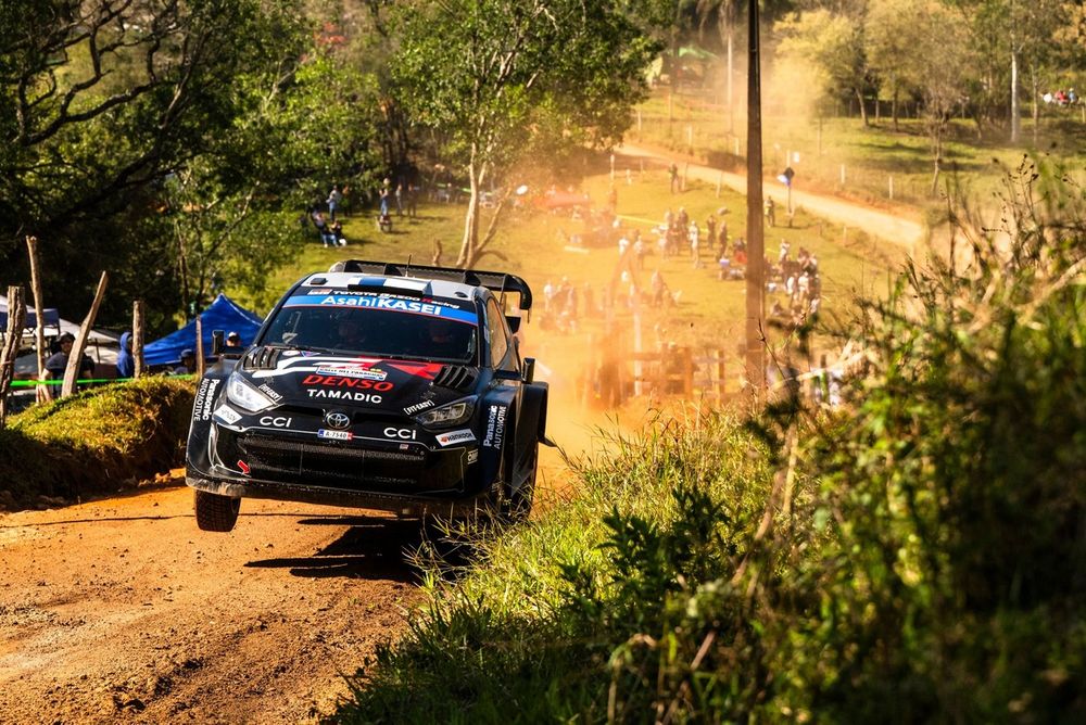 Rovanperä Pimpin Rally Paraguay, Ogier Dekati Podium