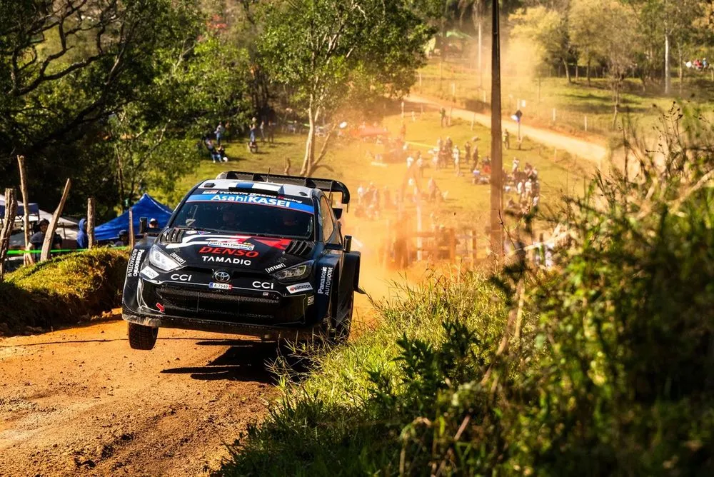 Berita WRC: Rovanperä Pimpin Rally Paraguay, Ogier Dekati Podium