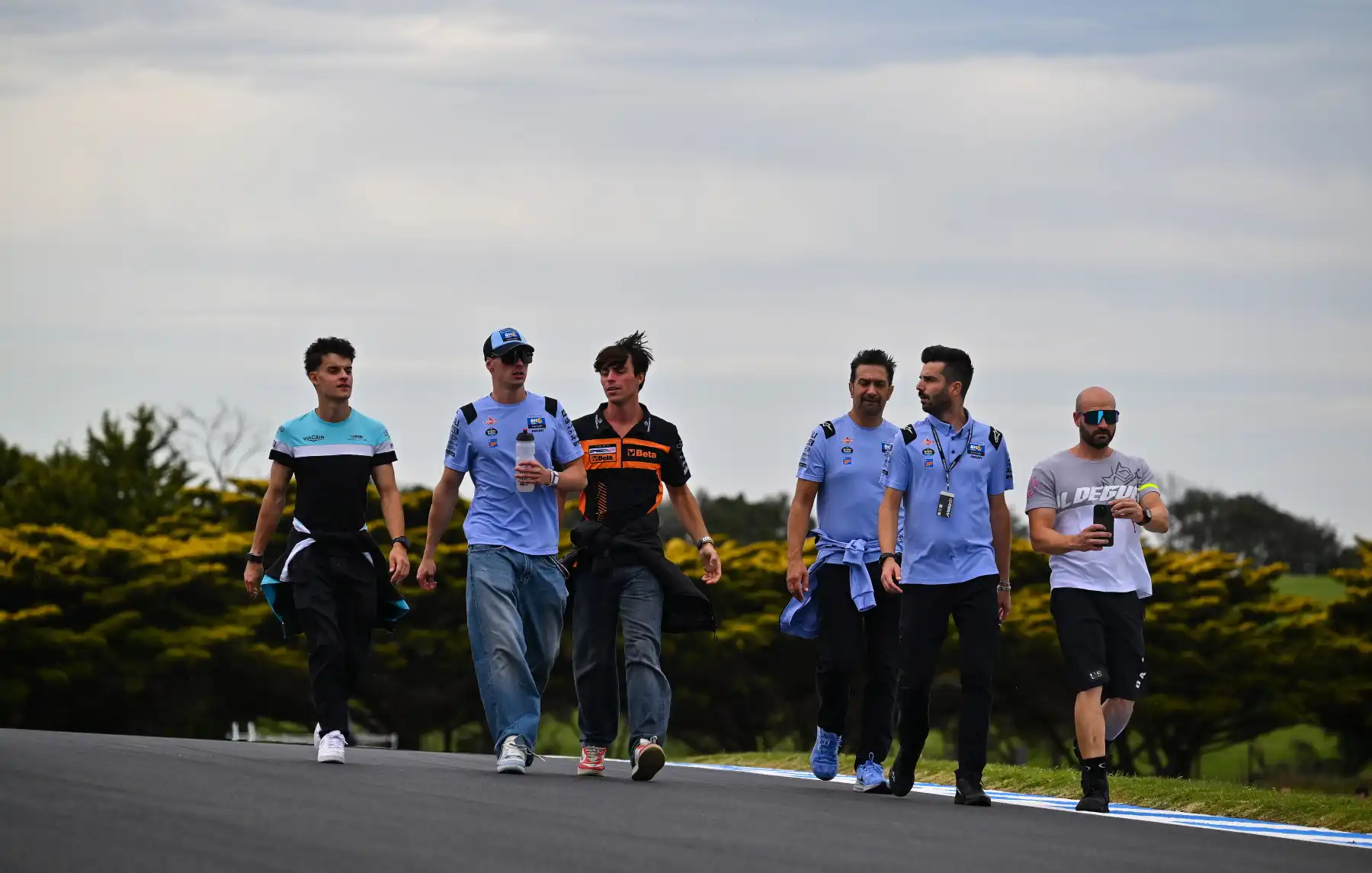 Phillip Island dikenal dengan kondisi angin yang sulit, yang pernah menyebabkan insiden serius.