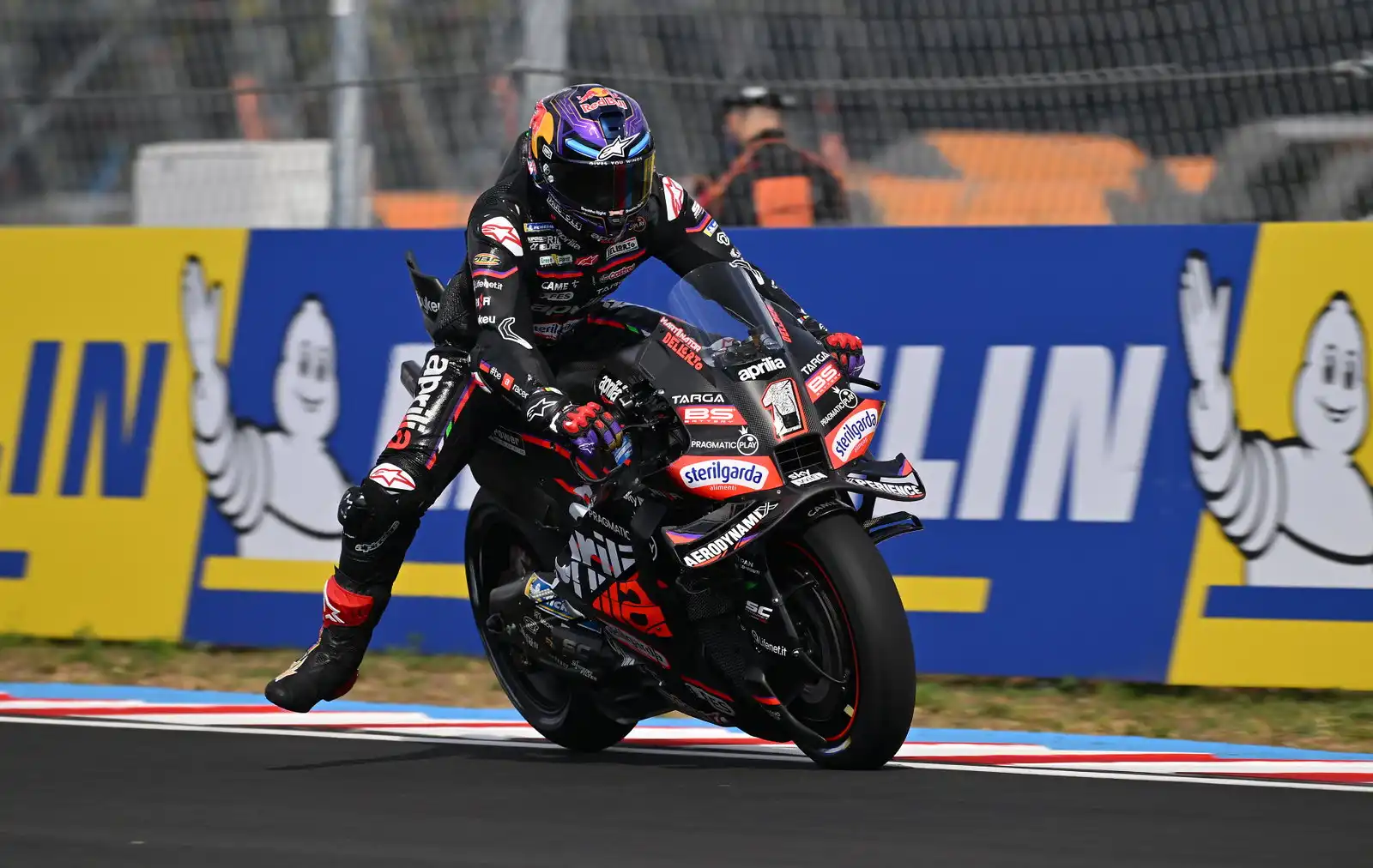 Juara MotoGP 2024 Jorge Martin absen dari GP Portugal 2025 karena cedera bahu, digantikan Lorenzo Savadori; fokus pemulihan untuk Valencia.