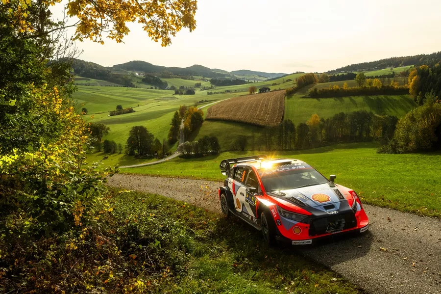 Ott Tanak tutup mulut soal masa depan Hyundai di WRC 2026 di tengah negosiasi silly season. Analisis peran Neuville-Fourmaux, ekspansi teknis, dan tantangan pribadi Tanak lawan dominasi Toyota Evans. 