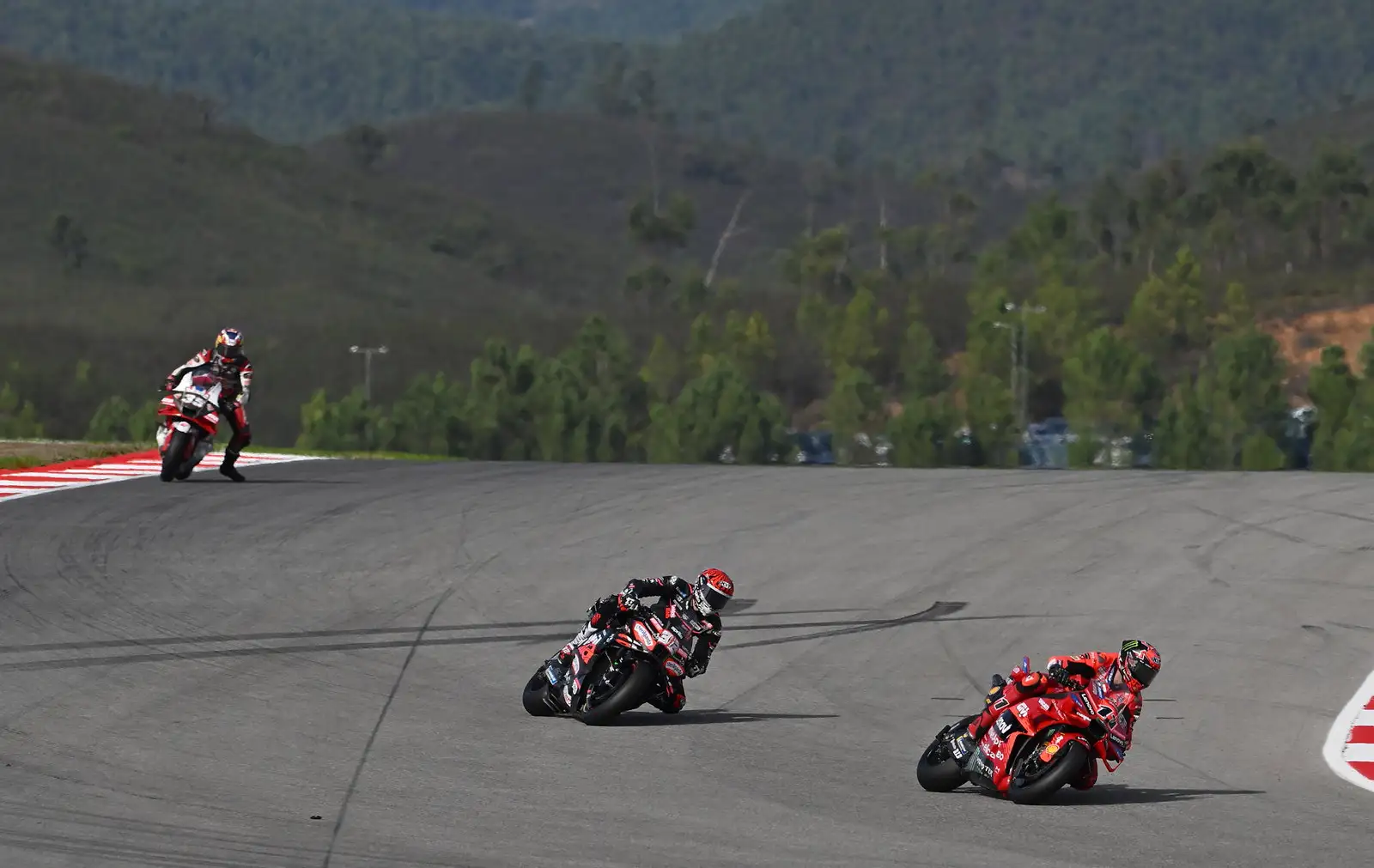 Nicolo Bulega dari Ducati Lenovo Team menerima pujian tinggi dari rekan satu pabrikan Pecco Bagnaia atas debutnya di Grand Prix Portugal 2025