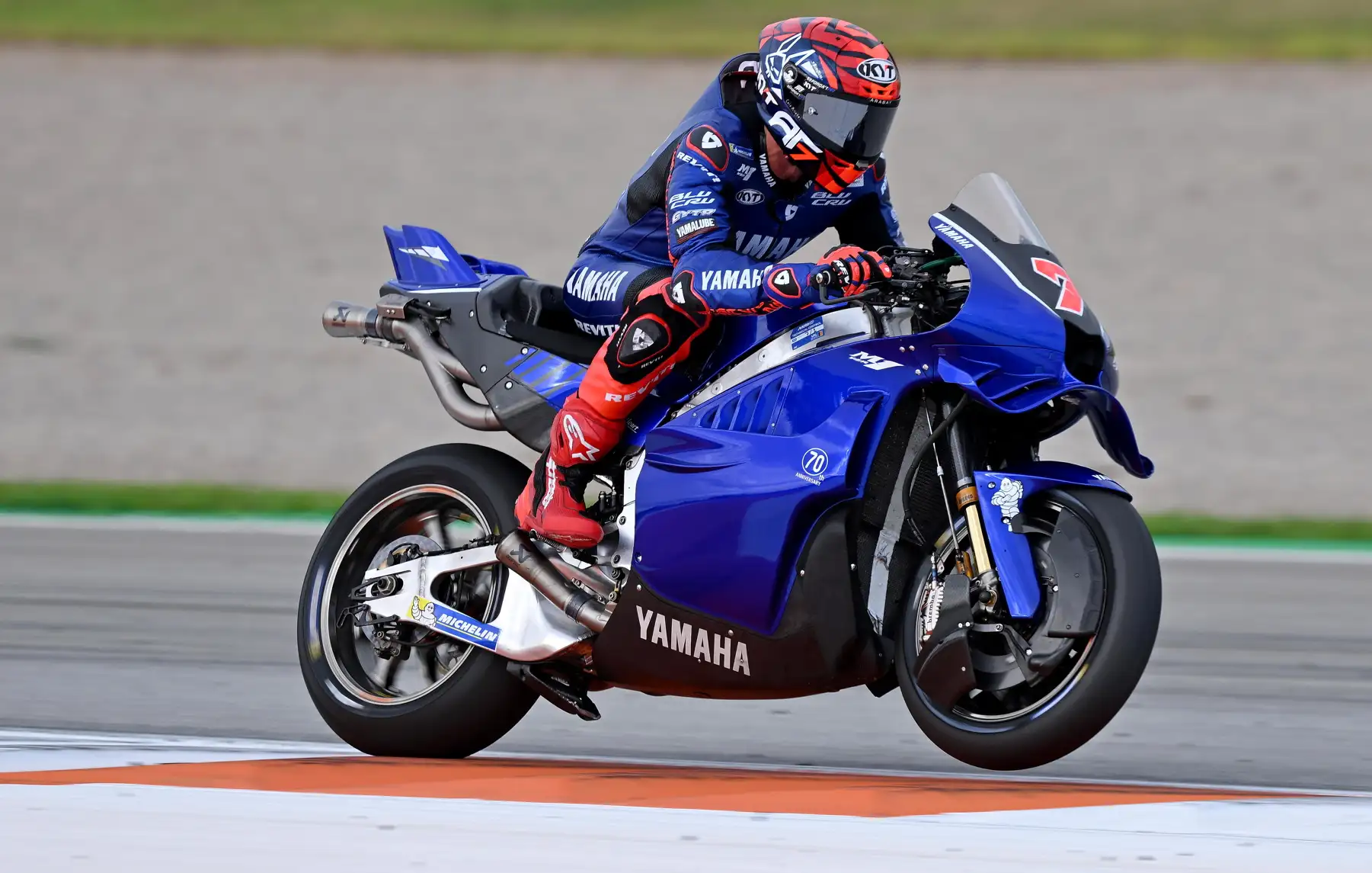 Prototipe Yamaha M1 bermesin V4 membuat debut wildcard di Grand Prix Valencia 2025 melalui pembalap penguji Augusto Fernandez