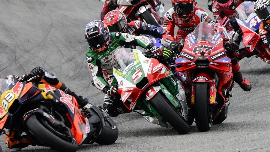 Johann Zarco minta maaf atas tabrakan lap pembuka yang mengakhiri balapan Francesco Bagnaia di final Valencia MotoGP 2025