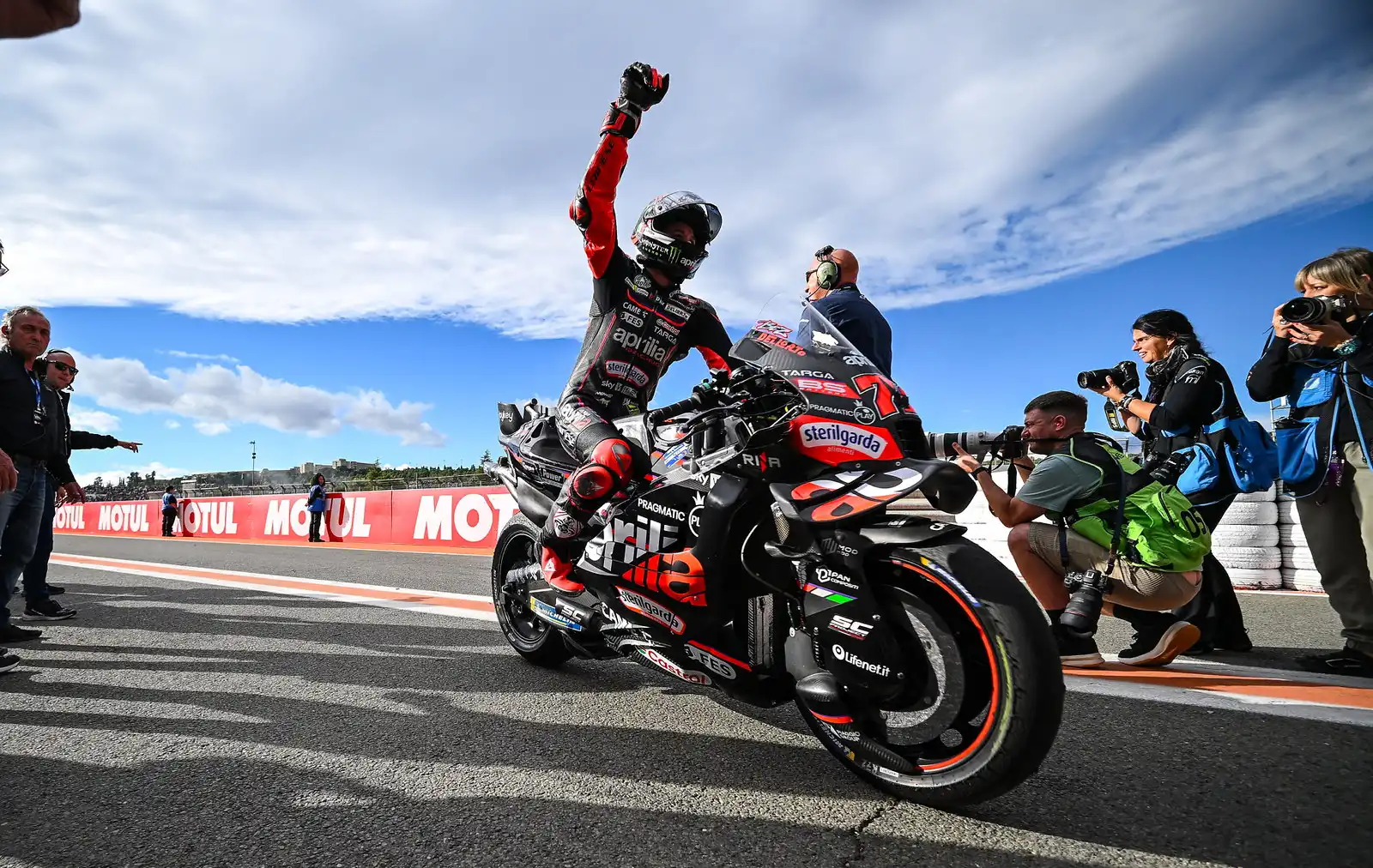 Marco Bezzecchi bangkit sebagai ancaman utama non-Ducati di MotoGP 2025, dengan kemenangan lights-to-flag Valencia yang bikin Aprilia finis kedua pabrikan