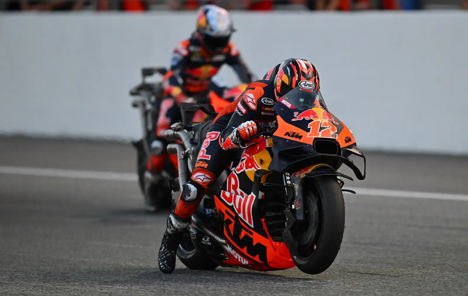 Maverick Vinales Rekrut Jorge Lorenzo Jadi Pelatih Pribadi untuk MotoGP 2026!