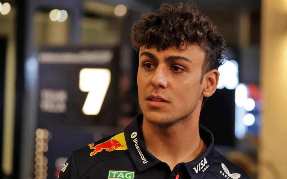 Berita FORMULA 1: Arvid Lindblad Dapat Peringatan 'Introduksi Sulit' dari Oliver Bearman Jelang Debut F1 2026?