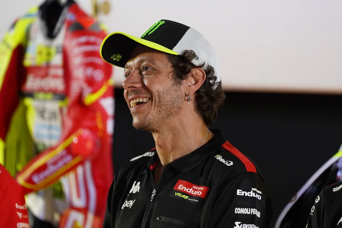 GAMPANG TOLAK VALENTINO ROSSI?! Rivola Akhirnya Buka Suara Soal Nasib VR46 di Aprilia 2027! Trackhouse Terancam?
