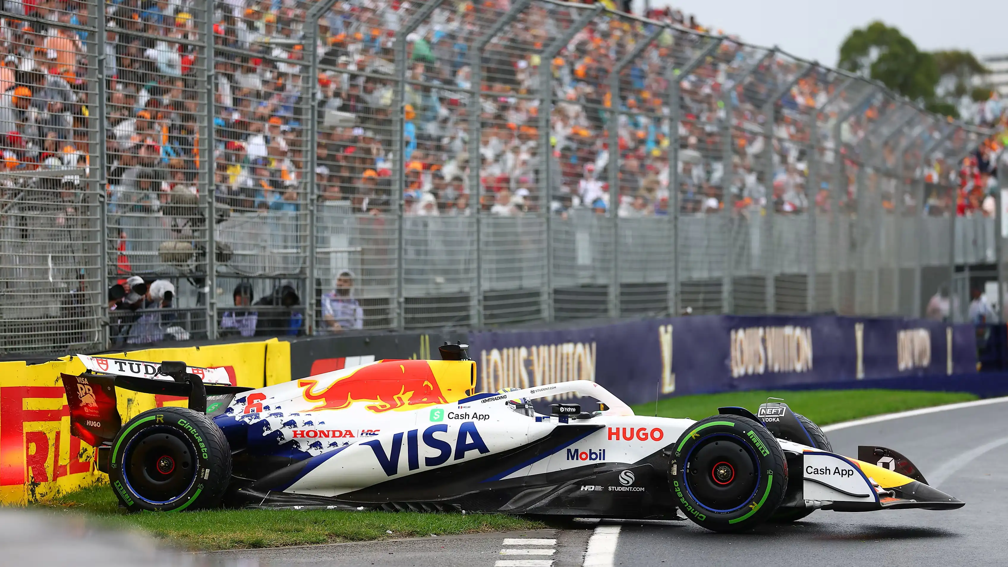 Isack Hadjar Sebut Insiden Debut F1 sebagai “Pukulan Keras”
