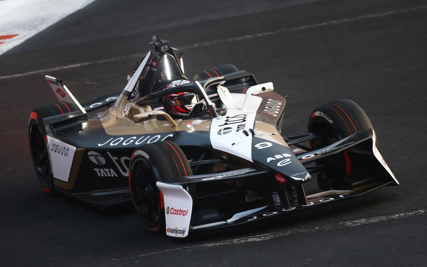 Berita FORMULA 1: Mitch Evans Ukir Sejarah di Miami E-Prix, Menang Dramatis di Tengah Hujan