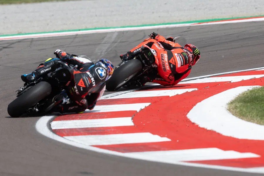 Bulega Kalahkan Razgatlioglu di Duel WorldSBK Cremona 2025