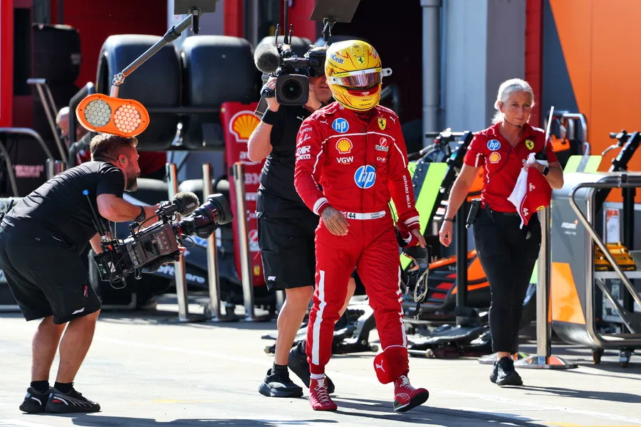 Hamilton “Hancur” di Debut Kandang Ferrari