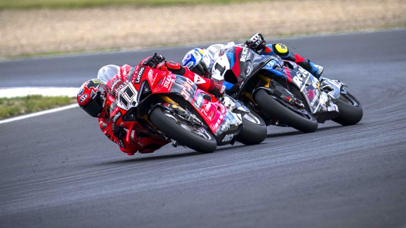 WSBK Ceko 2025: Bulega Salip Razgatlioglu di Tikungan Terakhir!